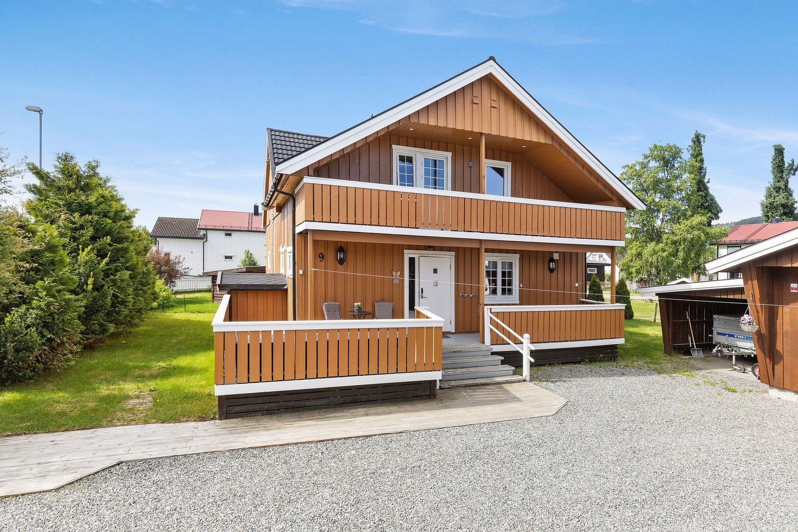 Både på huset og og uthuset har i løpet av di siste årene taket blitt skiftet til Decra-tak. Galleribilde