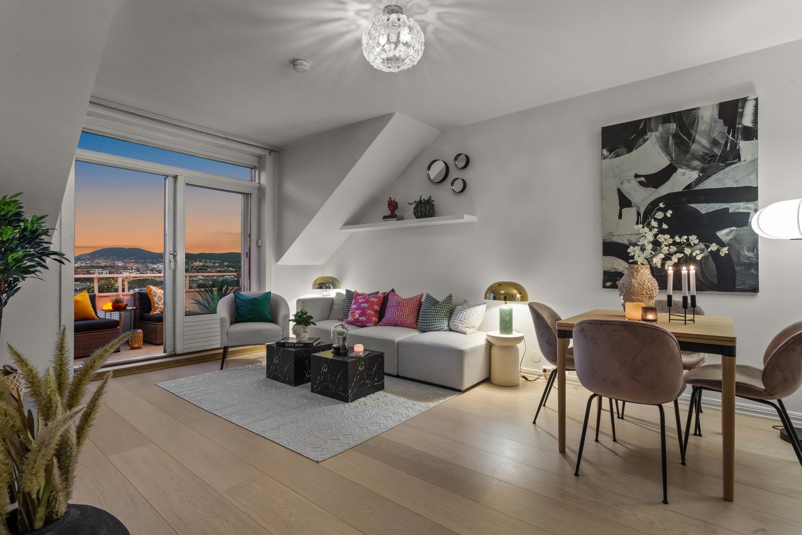 Det er godt med areal for sofagruppe, spisebord og annen innredning Galleribilde