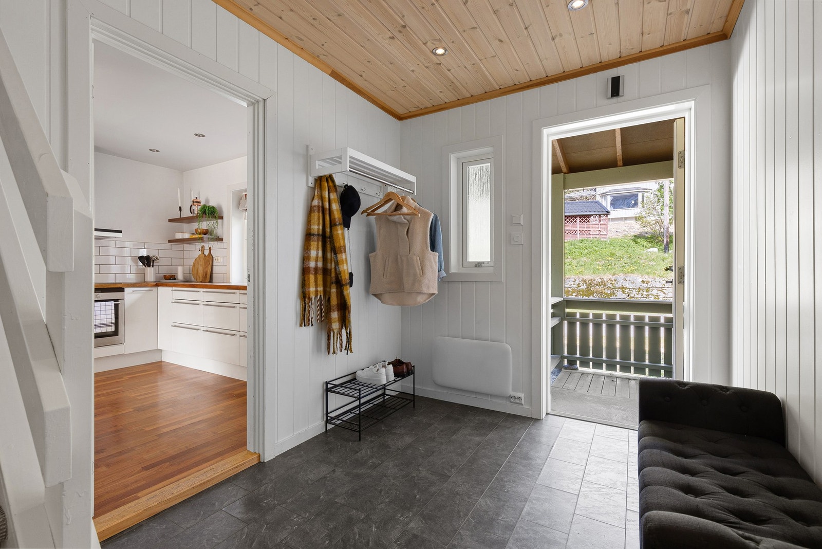 Et innbydende enderekkehus med 3 soverom og god lagringsplass på både loft og kjeller Galleribilde