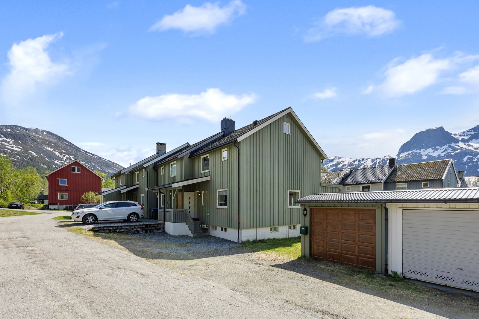 Kort vei til garasjen som deles med en annen nabo Galleribilde