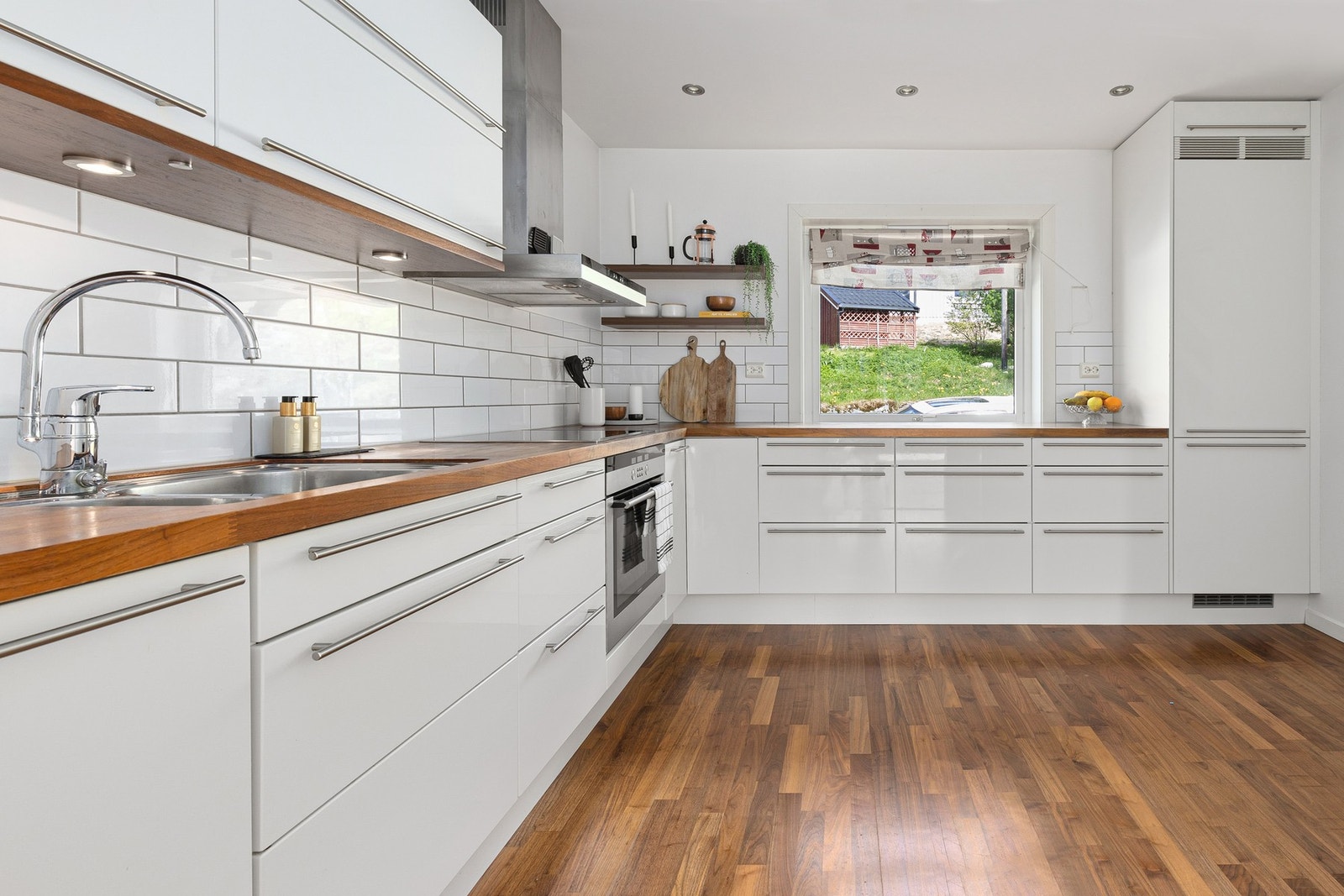 Kjøkkenet har integrerte hvitevarer Galleribilde