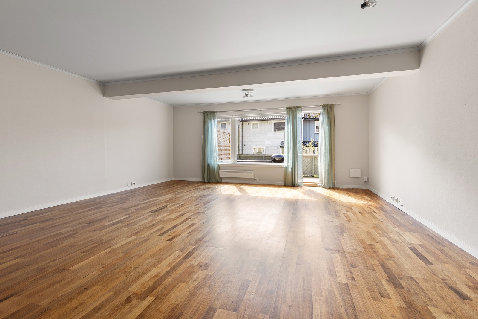 Åpen og romslig stue med utgang til balkong Galleribilde