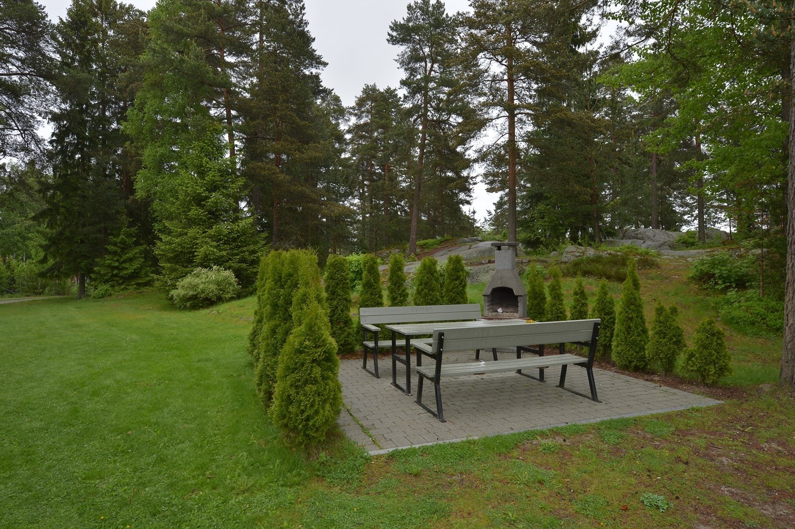 Boligen er pent opparbeidet med asfalterte internveier, lekeplass, felles sittegrupper, felles utegrill, plenareal, trær, beplantninger og felles sykkelparkering. Galleribilde
