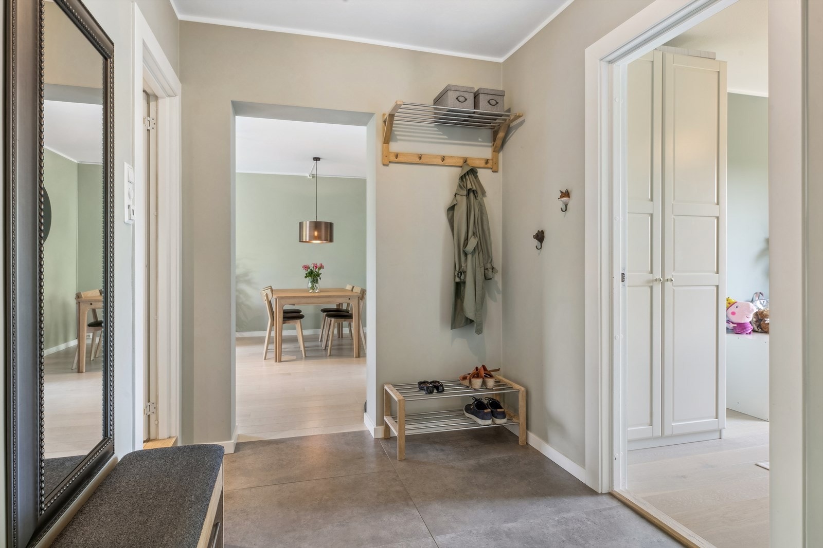 Meget romslig gang med fine overflater, hvor det blir hyggelig å ønske sine gjester velkommen inn. Galleribilde