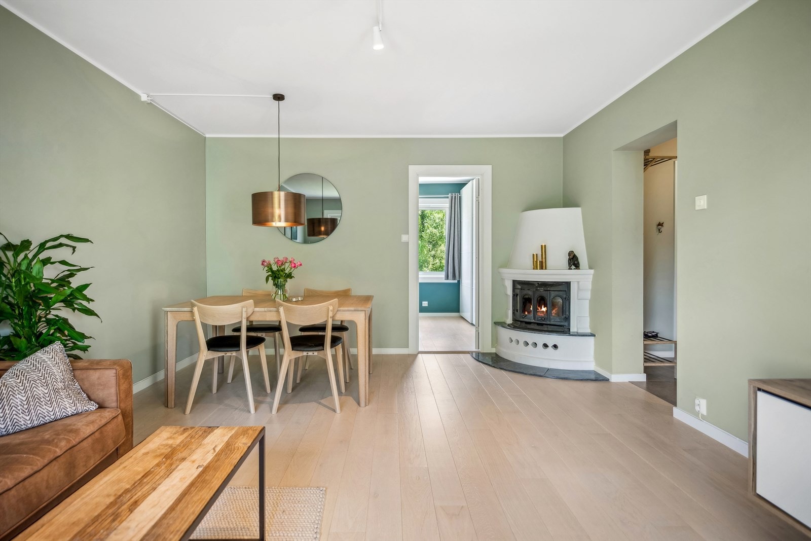Leiligheten fremstår som påkostet med nøye gjennomtenkte løsninger og sammensetning av farger, materialvalg og etablering av soner. Galleribilde