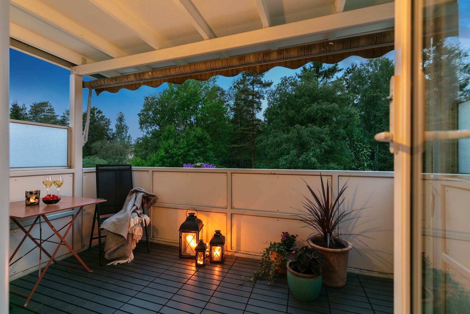 Det er god plass til utebmøbler og grill. Galleribilde