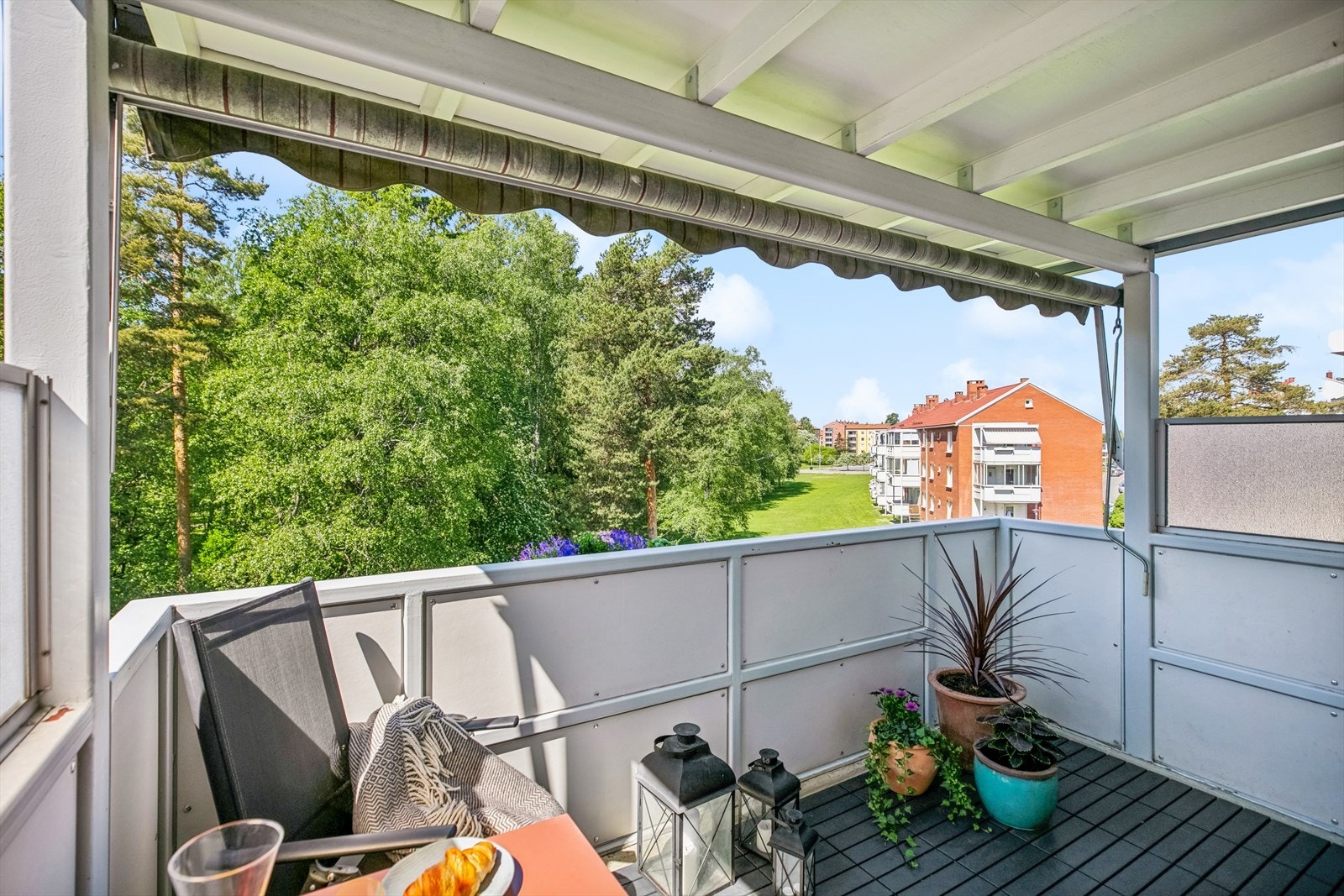 Boligen ligger i et meget sentralt og attraktivt boligområde på Bergkrystallen/Lambertseter i bydel Nordstrand. Galleribilde