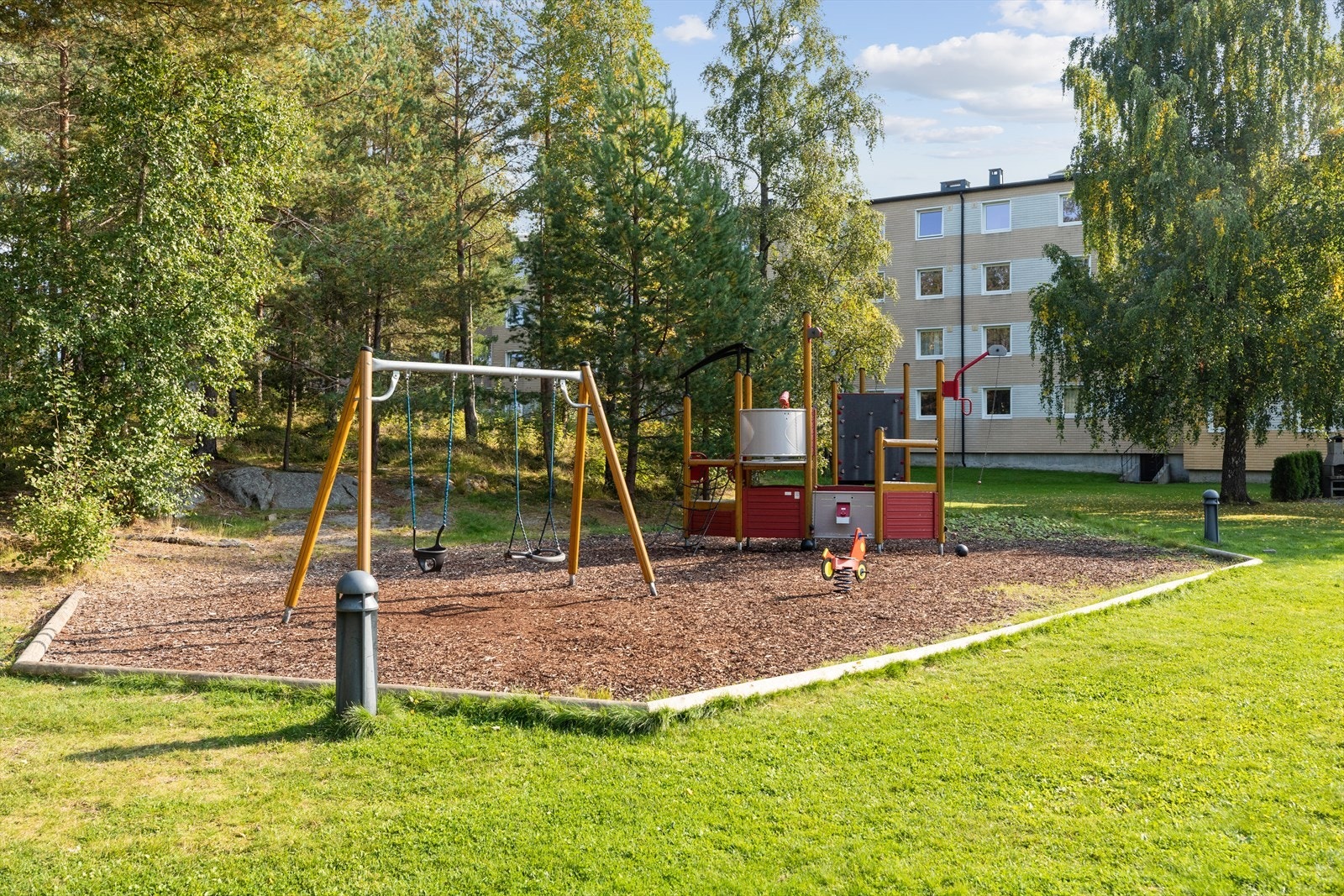 Fra boligen er det kort vei til flere lekeplasser, barnehager og skoler i alle klassetrinn. Galleribilde
