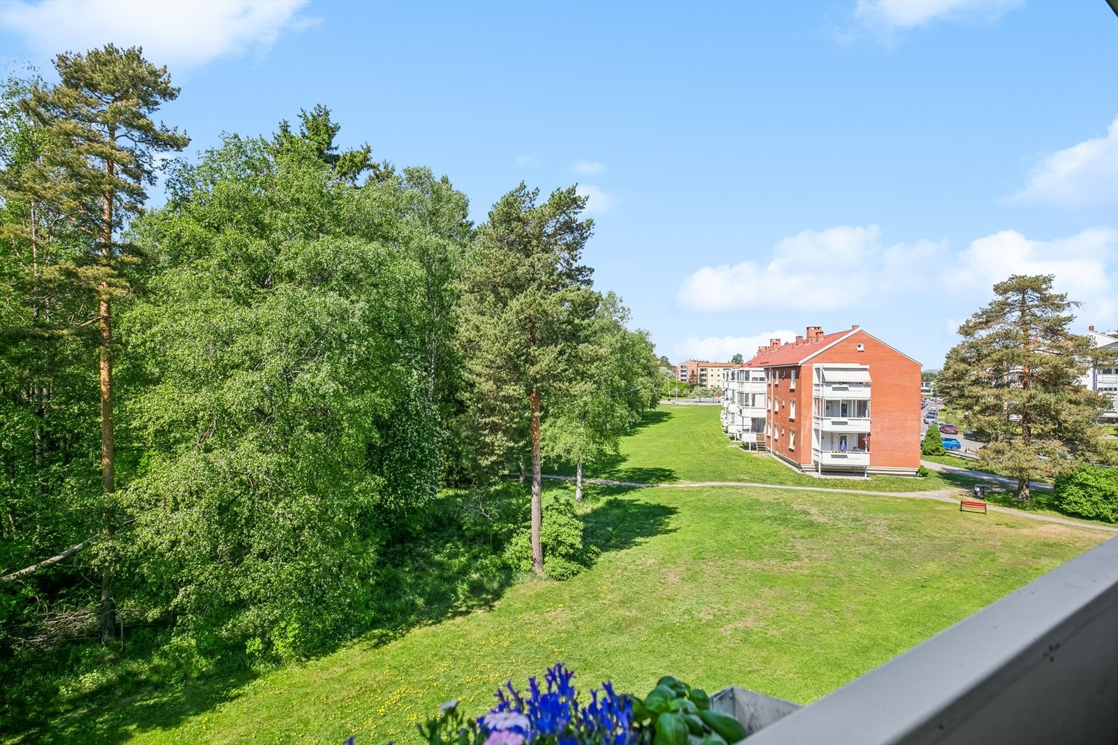 Leiligheten har en fin intern beliggenhet med utsyn til borettslagets frodige fellesområde. Galleribilde