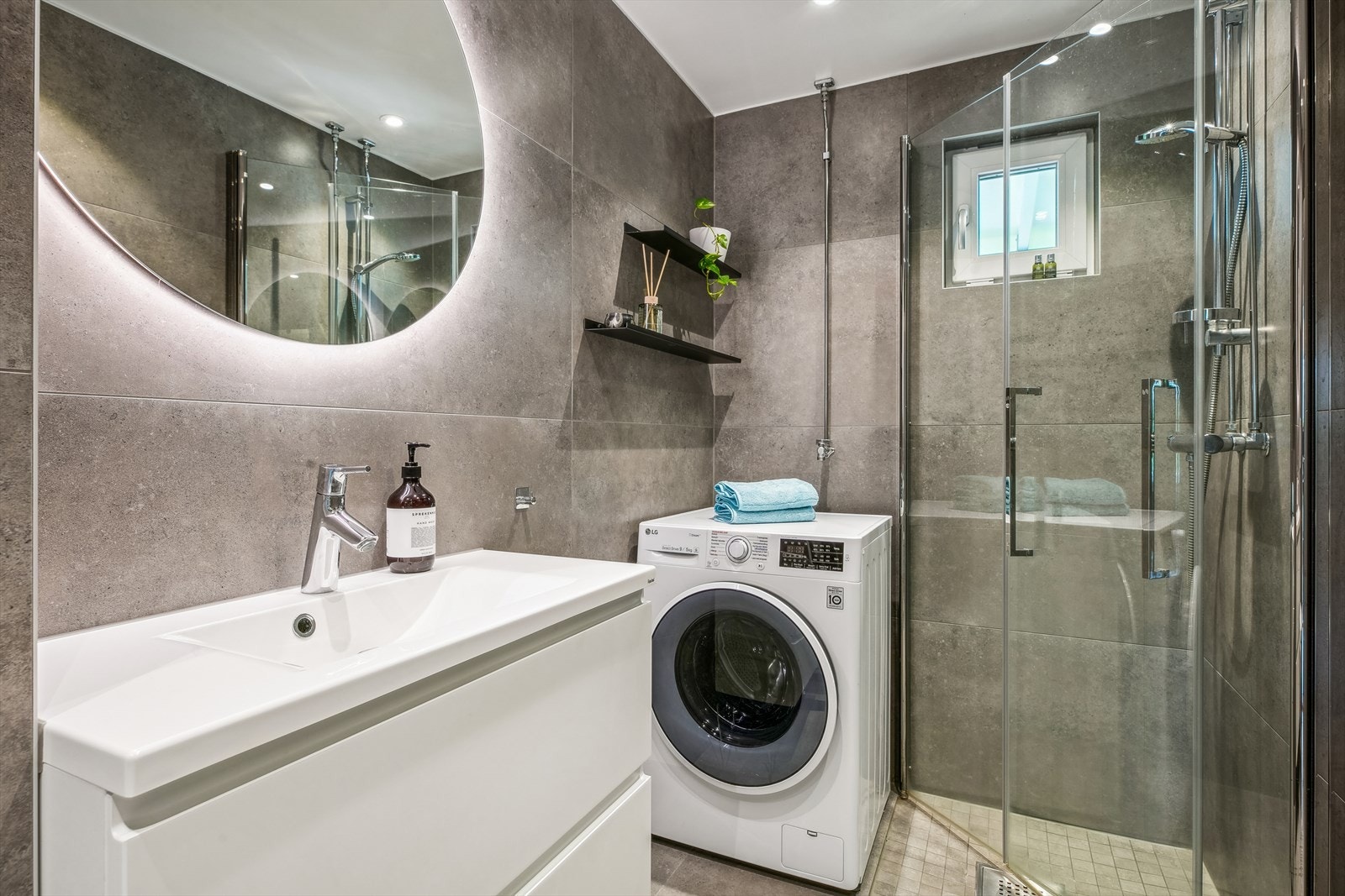 Badet har smakfulle løsninger og varme i gulvet. Galleribilde