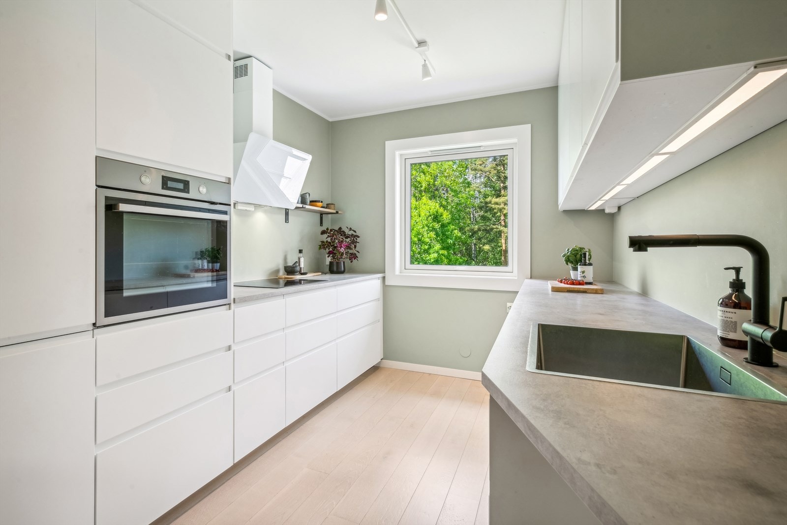 Flott IKEA kjøkkeninnredning fra 2020 med glatte fronter. Laminat benkeplate med nedfelt kum i rustfritt stål. Galleribilde