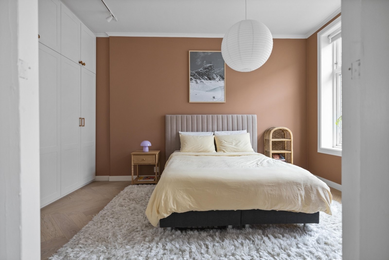 Stort soverom med god plass til stor dobbeltseng, nattbord og oppbevaring av klær i lekkert plassbygget garderobeskap Galleribilde