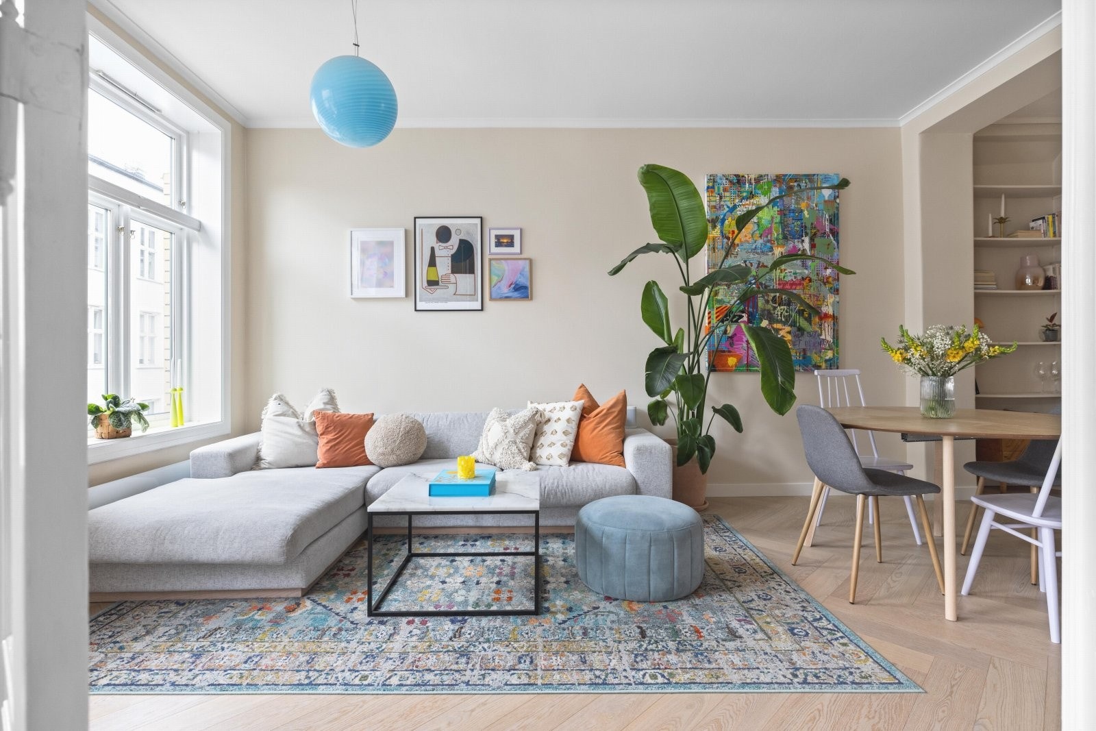 Videre kan stuen by på to store vindusflater med hyggelig utsyn over et hyggelig nabolag bestående av klassiske bygninger Galleribilde