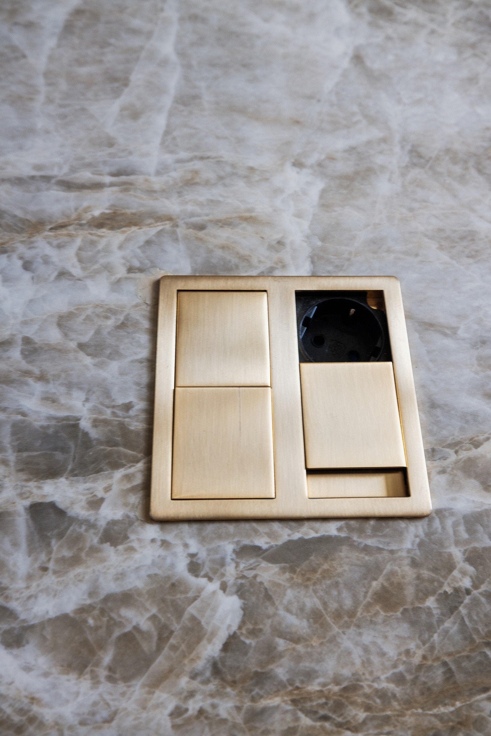 Stilinge, integrerte stikkontakter i benkeplate Galleribilde