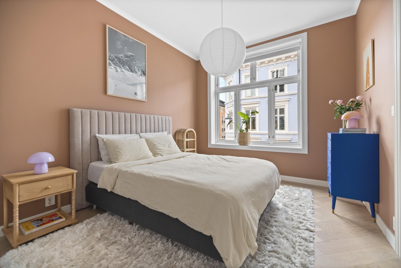 Soverommet har to store flotte vinduer som gir rikelig med naturlig lys, og det er montert solskjerming i vinduene Galleribilde