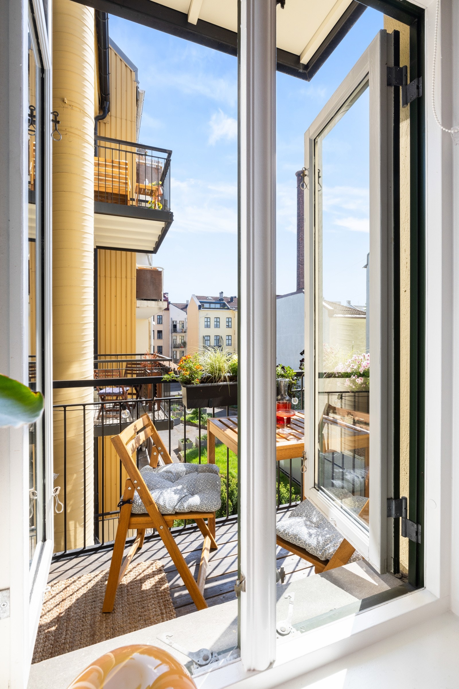 Det er god plass til seng og oppbevaring av klær i plassbygget garderobeskap Galleribilde