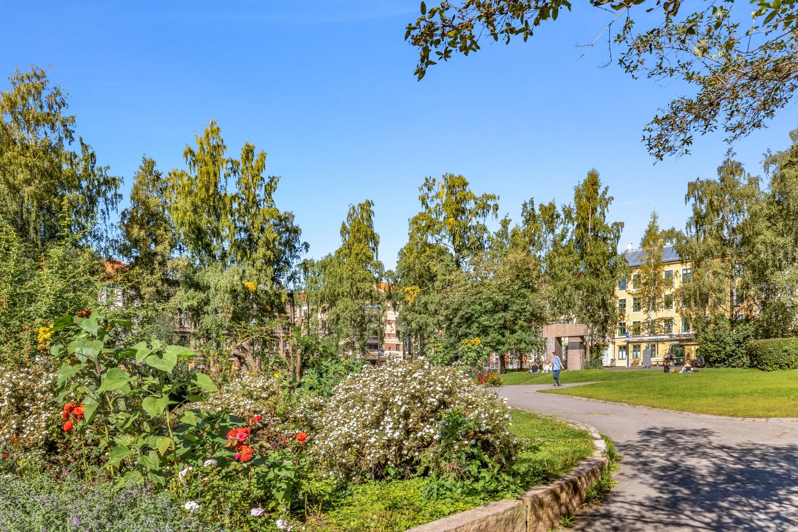 Boligen ligger i et meget sentralt og attraktivt boområde rett ved Sofienbergparken med kort gangavstand til Grünerløkkas spennende butikker og servicetilbud Galleribilde