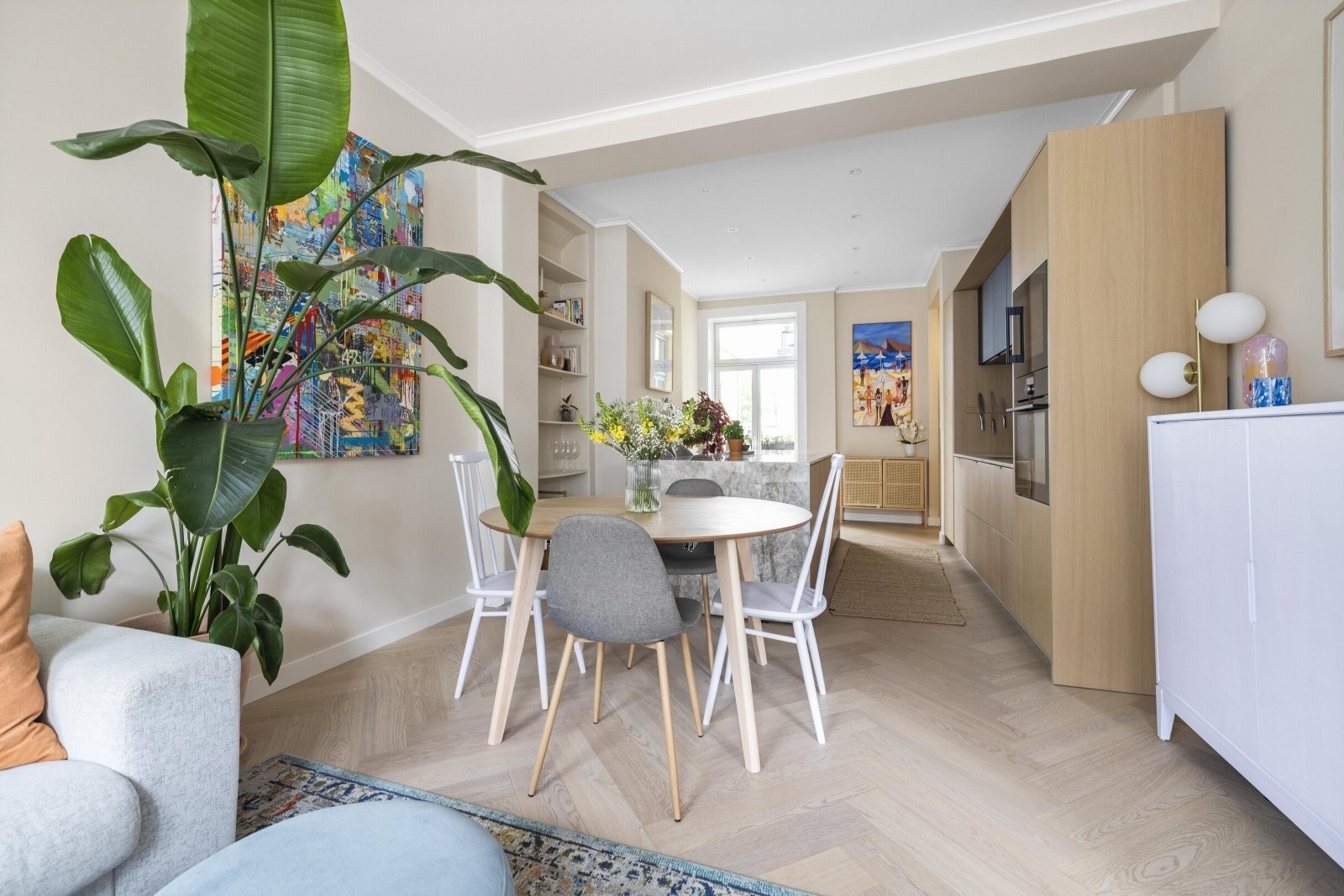 Romslig stue med god plass til stor sofa, spisegruppe og tilhørende stuemøblement Galleribilde