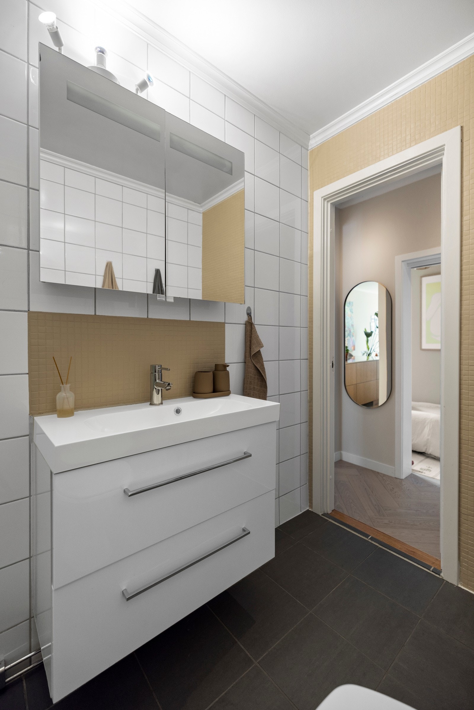 Tidløst, flislagt bad med varme i gulv Galleribilde