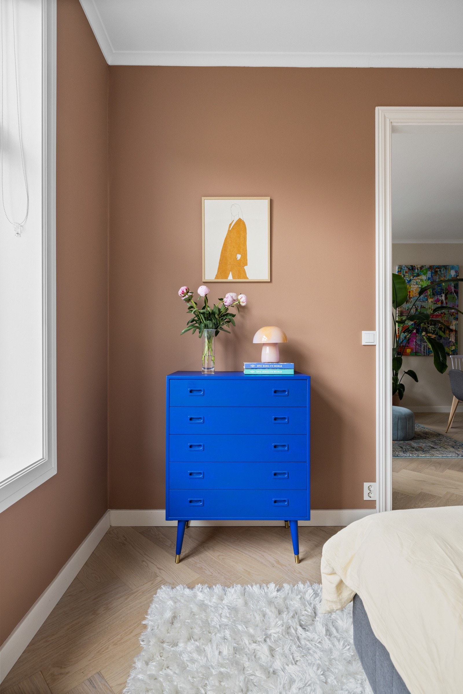 Overflater består av slette, malte flater og fiskebeinsparkett Galleribilde