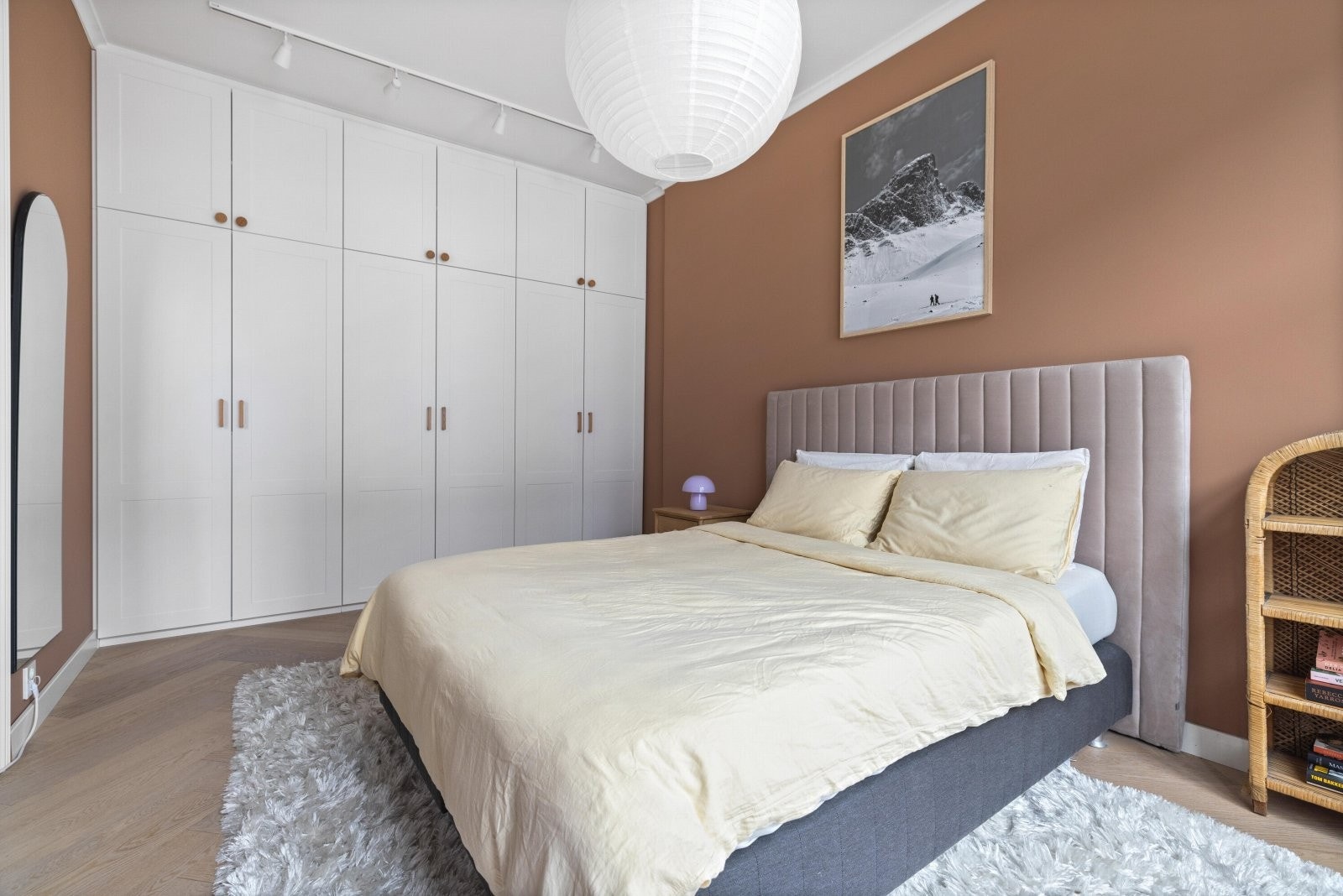 God plass til oppbevaring av klær i plassbygget garderobeskap Galleribilde