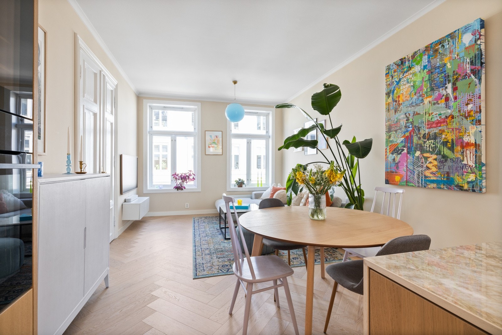 Det er god plass til stort spisebord mellom kjøkken og stue, samt er det en praktisk barløsning med stoler på kjøkkenøyen Galleribilde