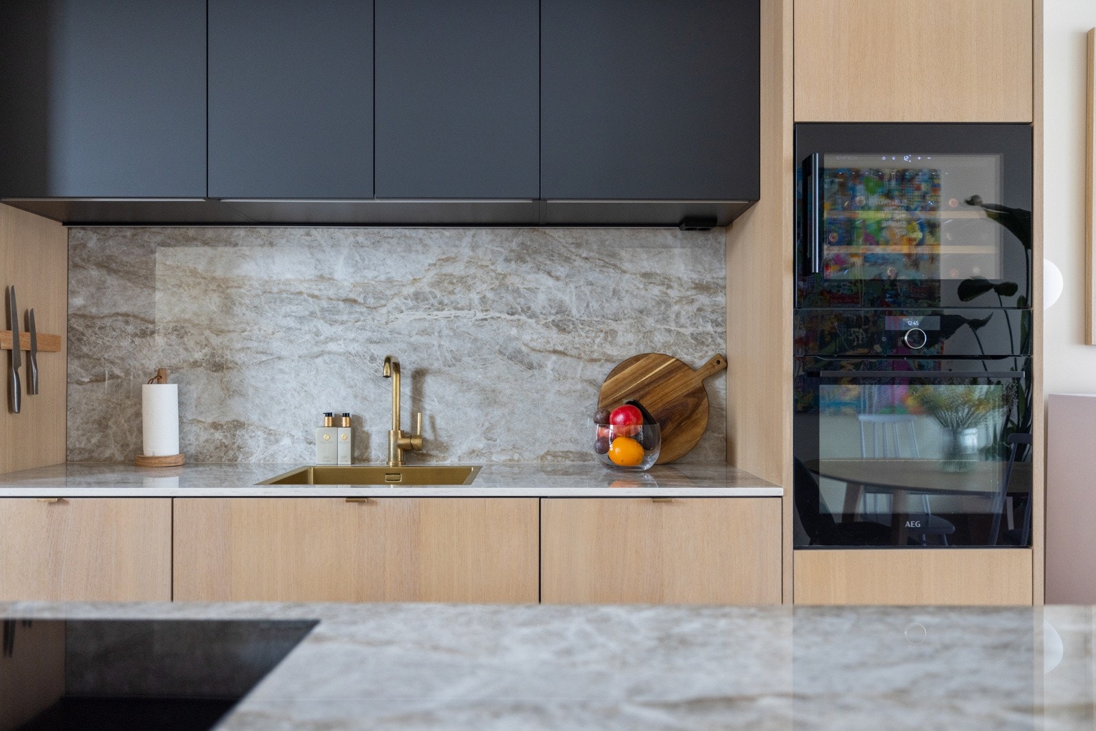 Kjøkkenet har finerte fronter, overskap med benkebelysning og intregerte hvitevarer. God lagringsplass i skap og elektriske skuffer Galleribilde