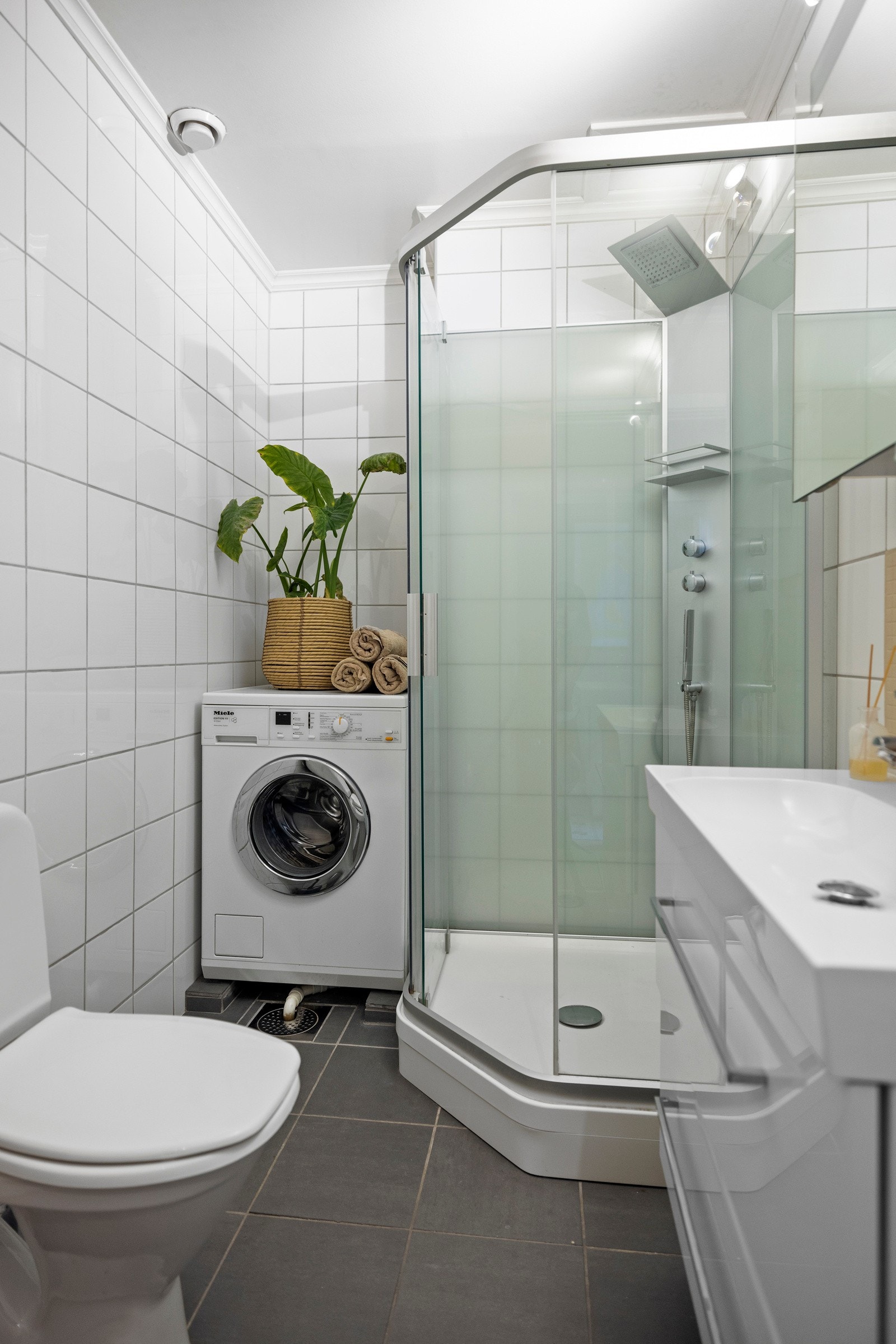 Videre kan badet by på dusjkabinett, veggmontert servantinnredning, overskap med belysning og gulvstående klosett samt opplegg for vaskemaskin. Det opplyses i forrige salgsoppgave at badet antas å være fra 2009 Galleribilde