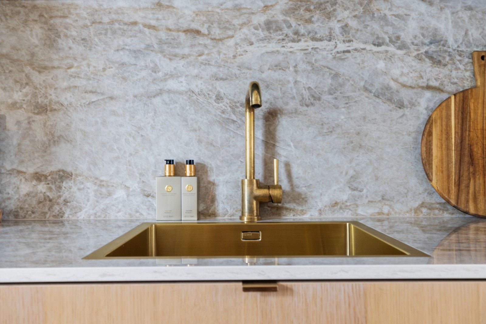 Kjøkkenet har flotte detaljer i messing Galleribilde