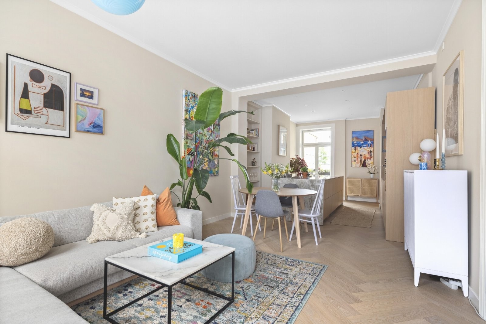 Stuen har klassiske detaljer som fiskebeinsgulv, pent listverk og doble fløydører Galleribilde