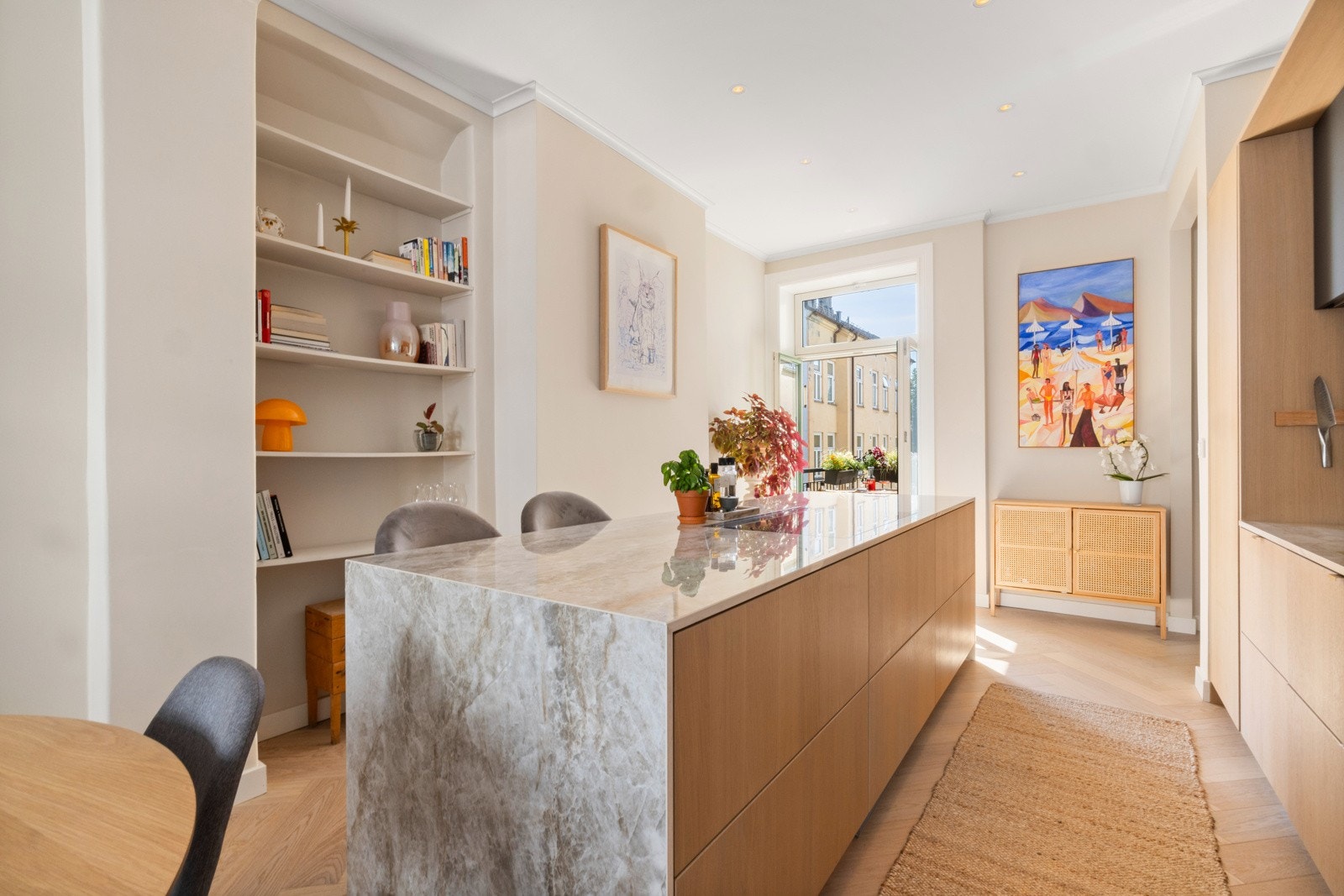 Boligen kan by på god takhøyde på 3 m og får rikelig med naturlig sollys via store, flotte vinduer som gir en lys og luftig atmosfære Galleribilde