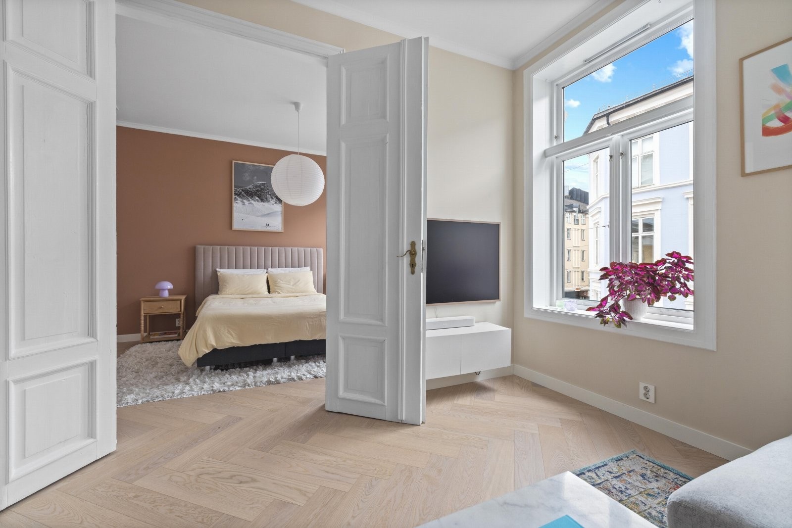 Fra stuen er det inngang til hovedsoverom via doble fyllingsdører Galleribilde