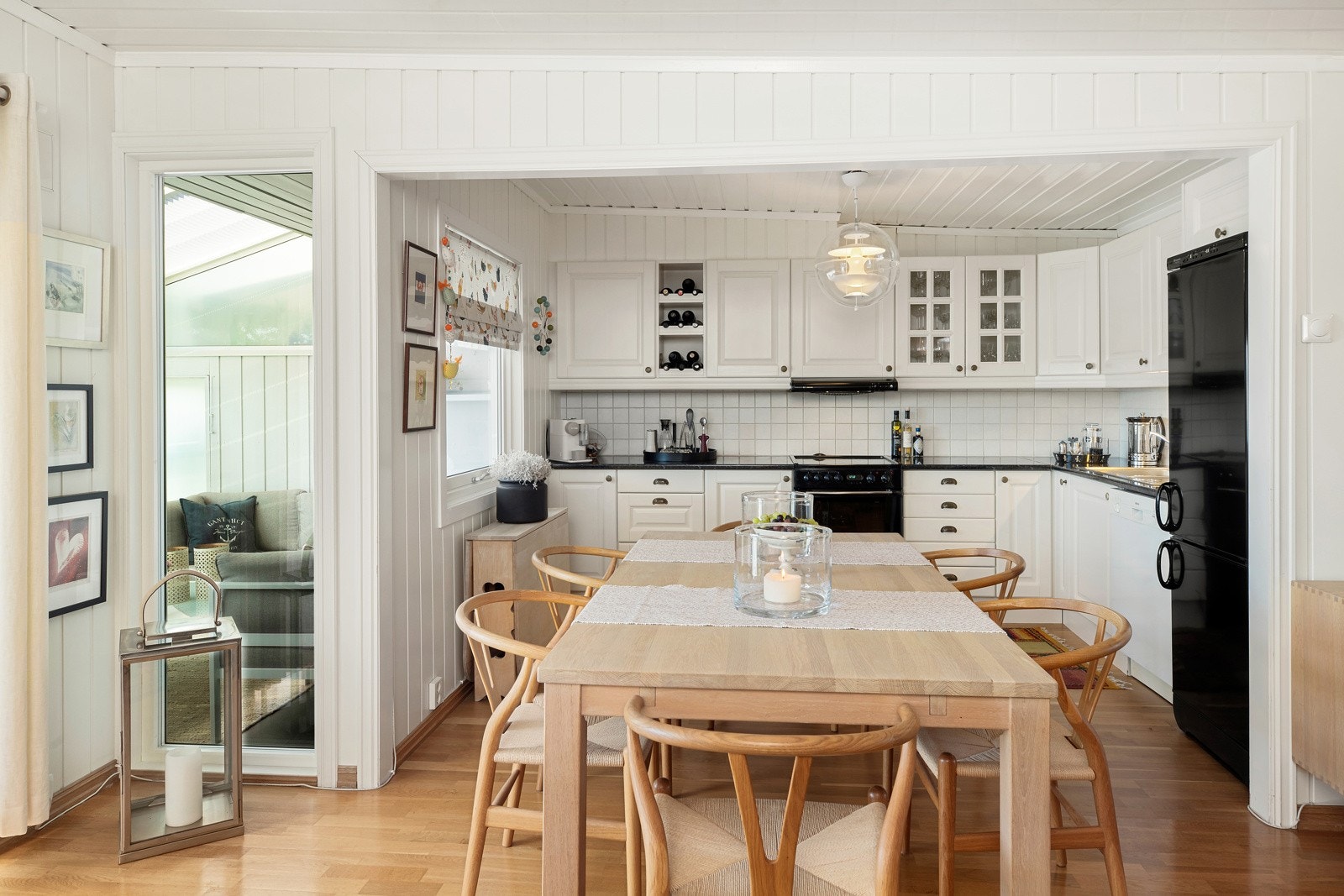 Stuen er praktisk planlagt som legger til rette for en stor spisestue til å invitere venner og familie samtidig som man har en romslig del til sofakroken og tv-møblementet. Galleribilde