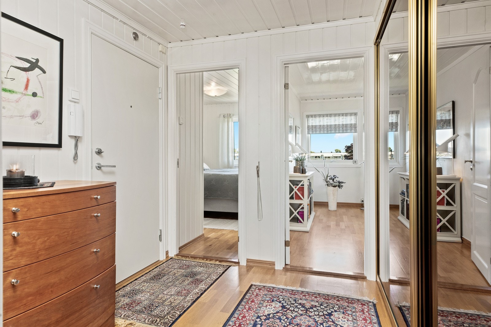 Stor romslig gang med skyvedørsgarderobe. Galleribilde