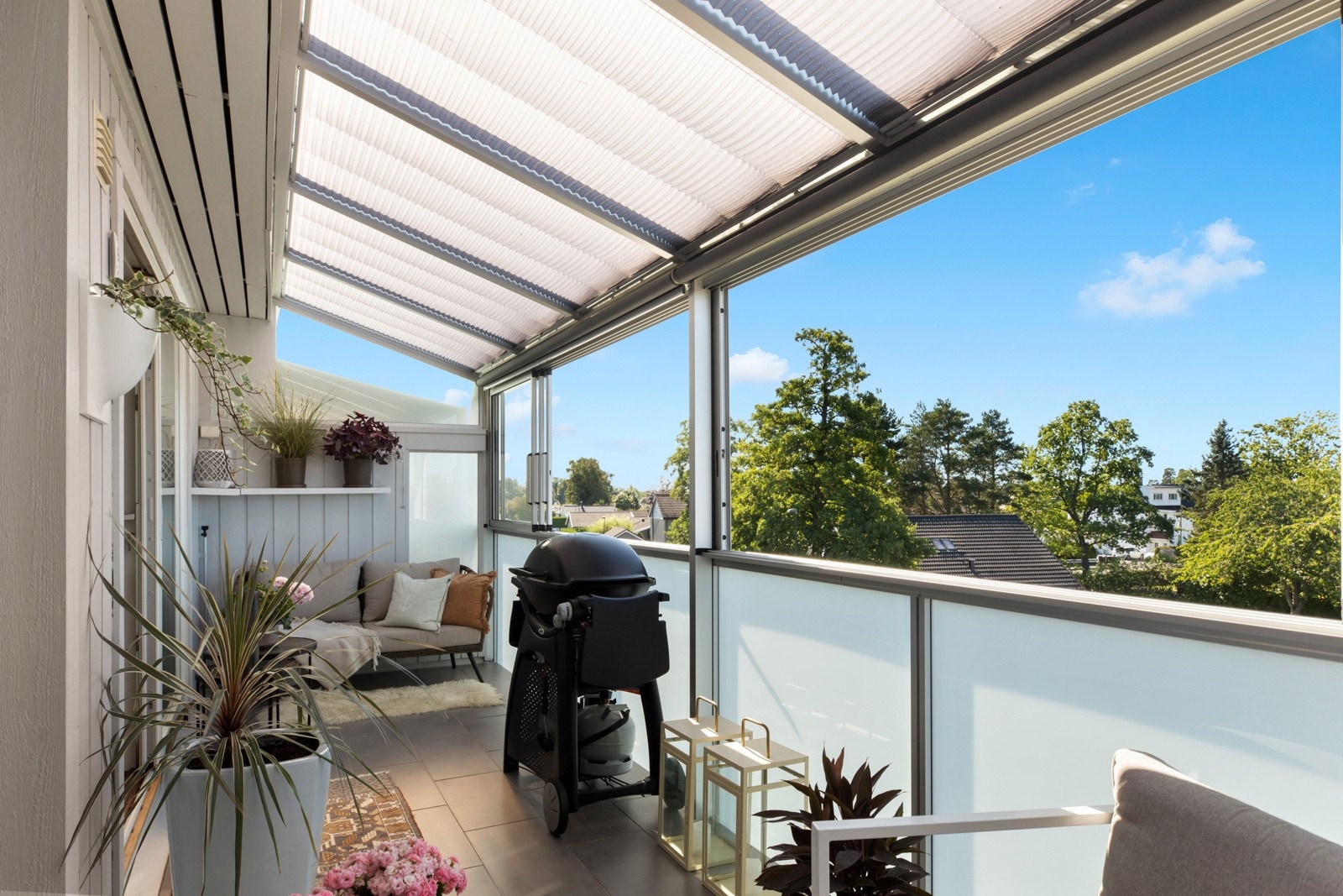 Fra stuen er det utgang til en innglasset balkong. Vestvendt belliggenhet. Galleribilde