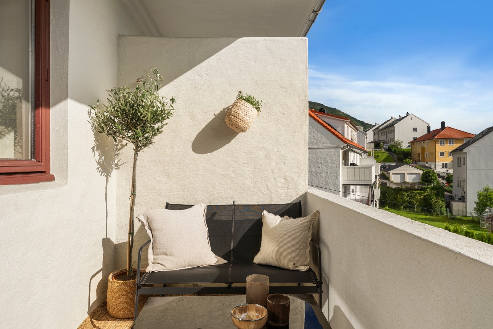 Her skinner solen fra ca.13:50 og går ned bak Askøy ca. Kl. 23:00 midtsommers Galleribilde