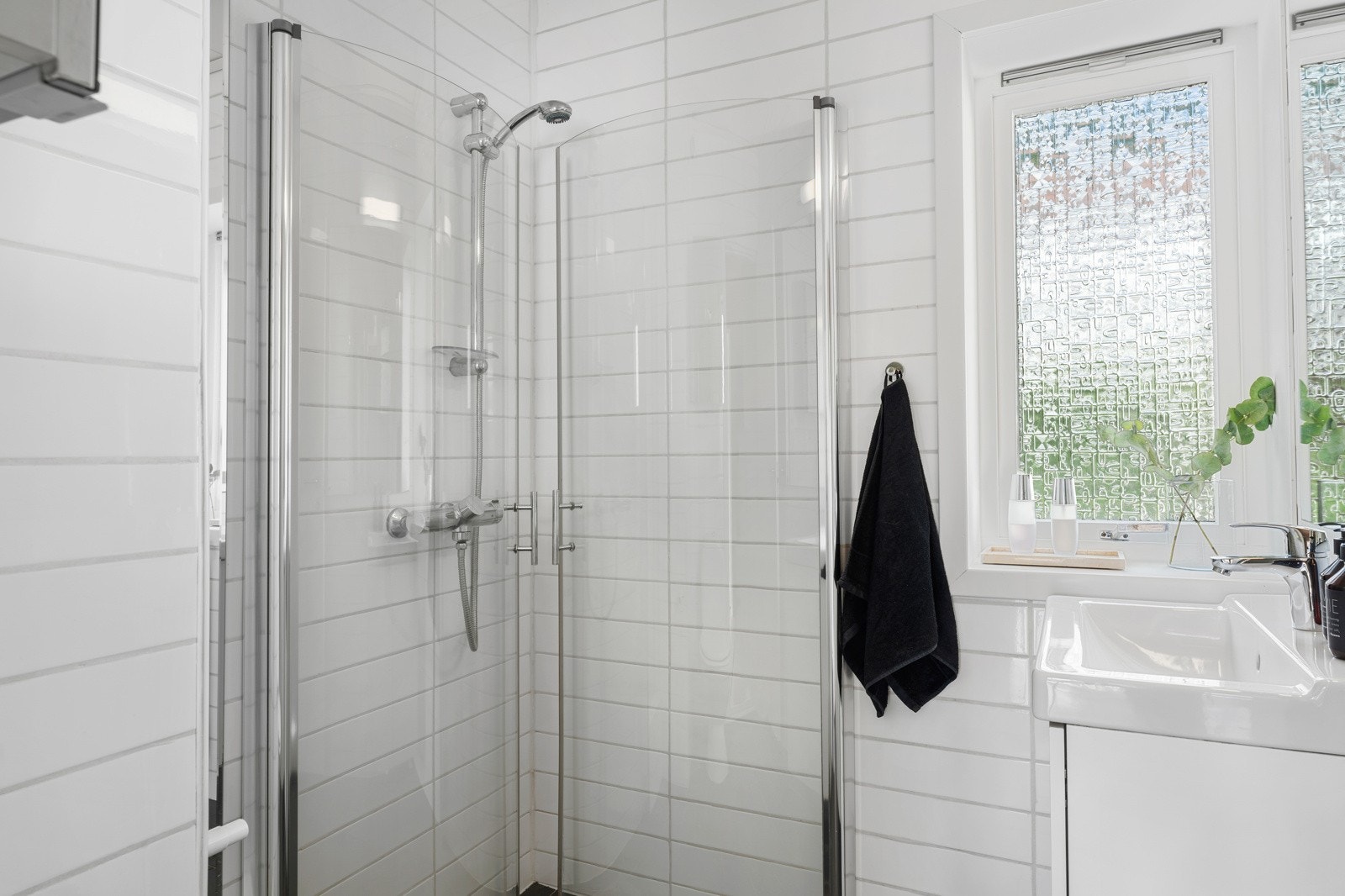 Vindu på badet gir mer naturlig lys inn i rommet. Galleribilde