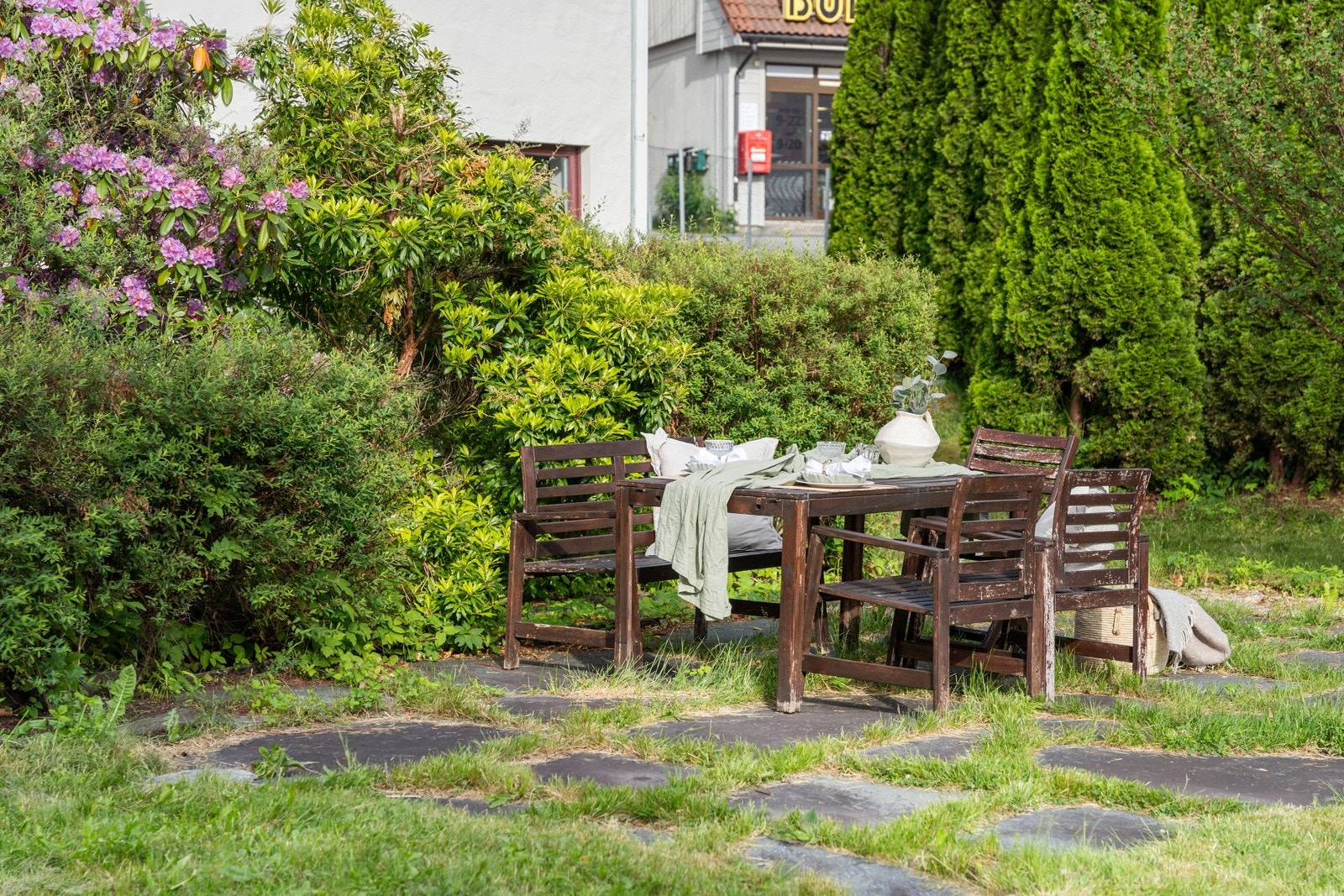 Borettslaget har stor flott felles hage med gode solforhold. Galleribilde