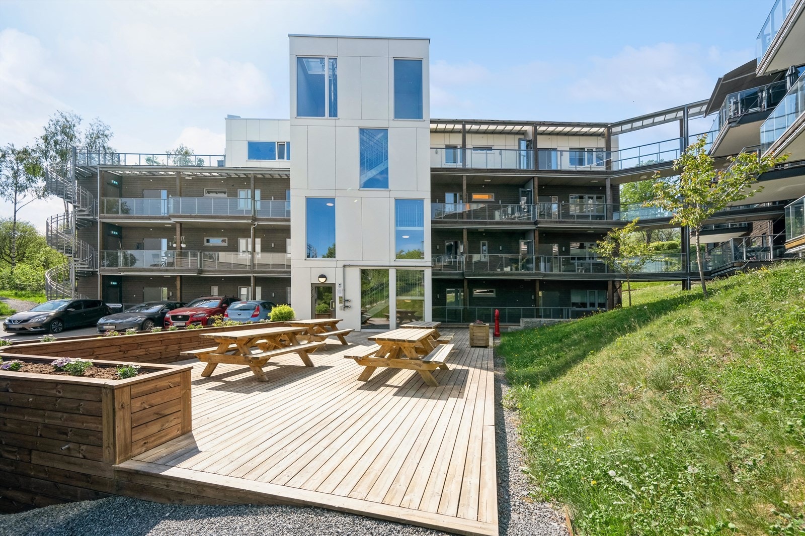 Borettslaget har pent opparbeidet fellesarealer og det er felles selskapslokale som kan leies av beboerne. Galleribilde