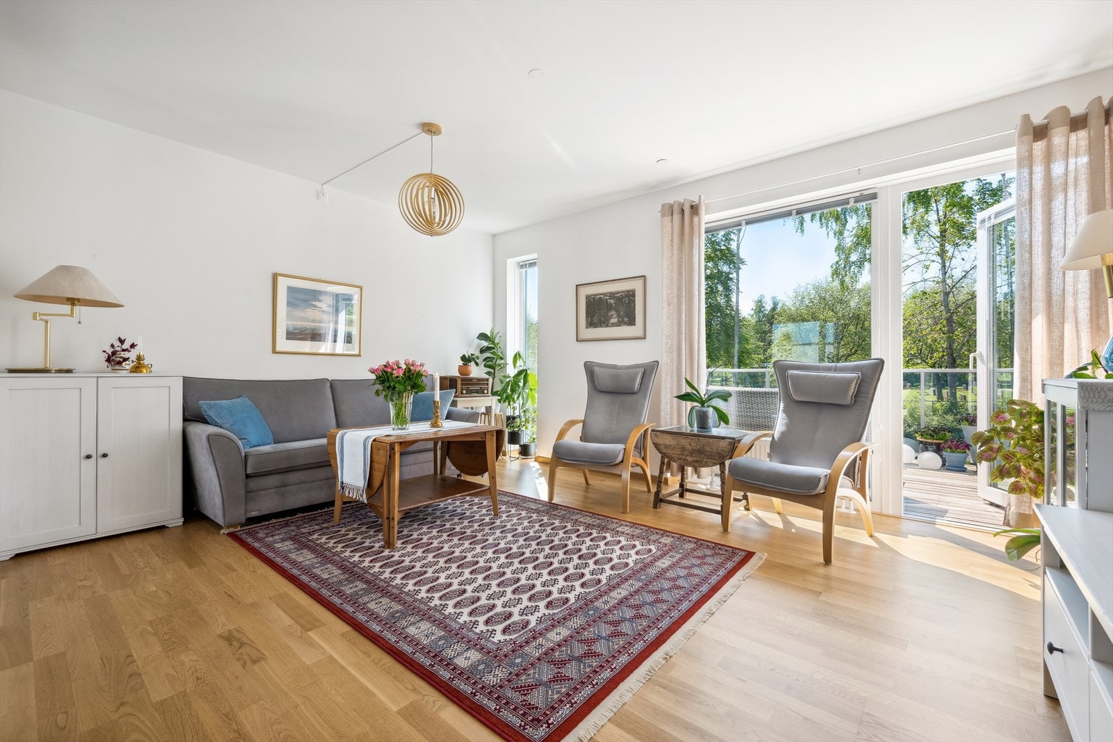 Fra stuen er det utgang til en generøs balkong med meget gode solforhold. Galleribilde