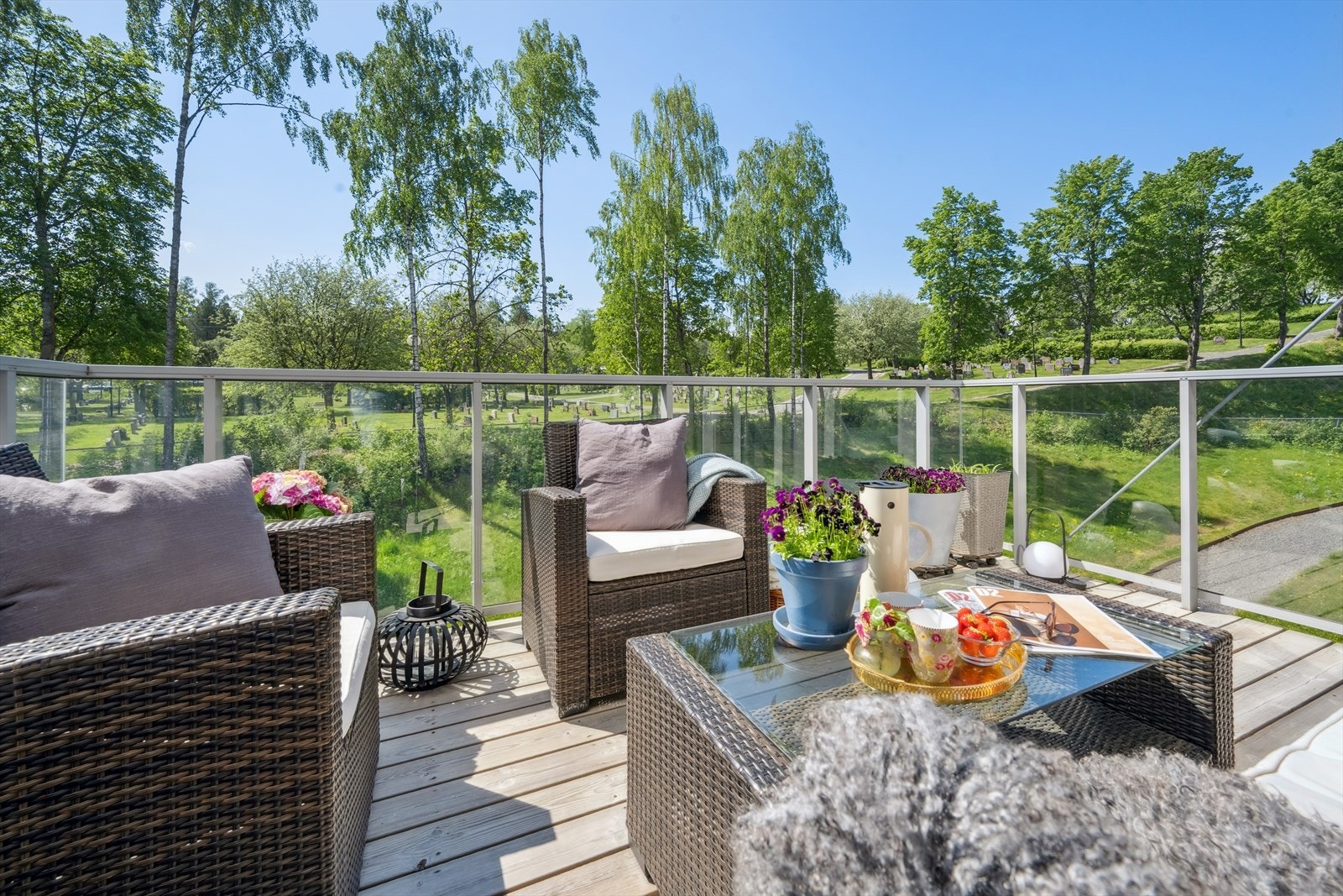 Fra stuen er det utgang til en generøs balkong med gode solforhold og innglasset rekkverk som slipper naturens vegetasjon og fargenyanser gjennom. Galleribilde