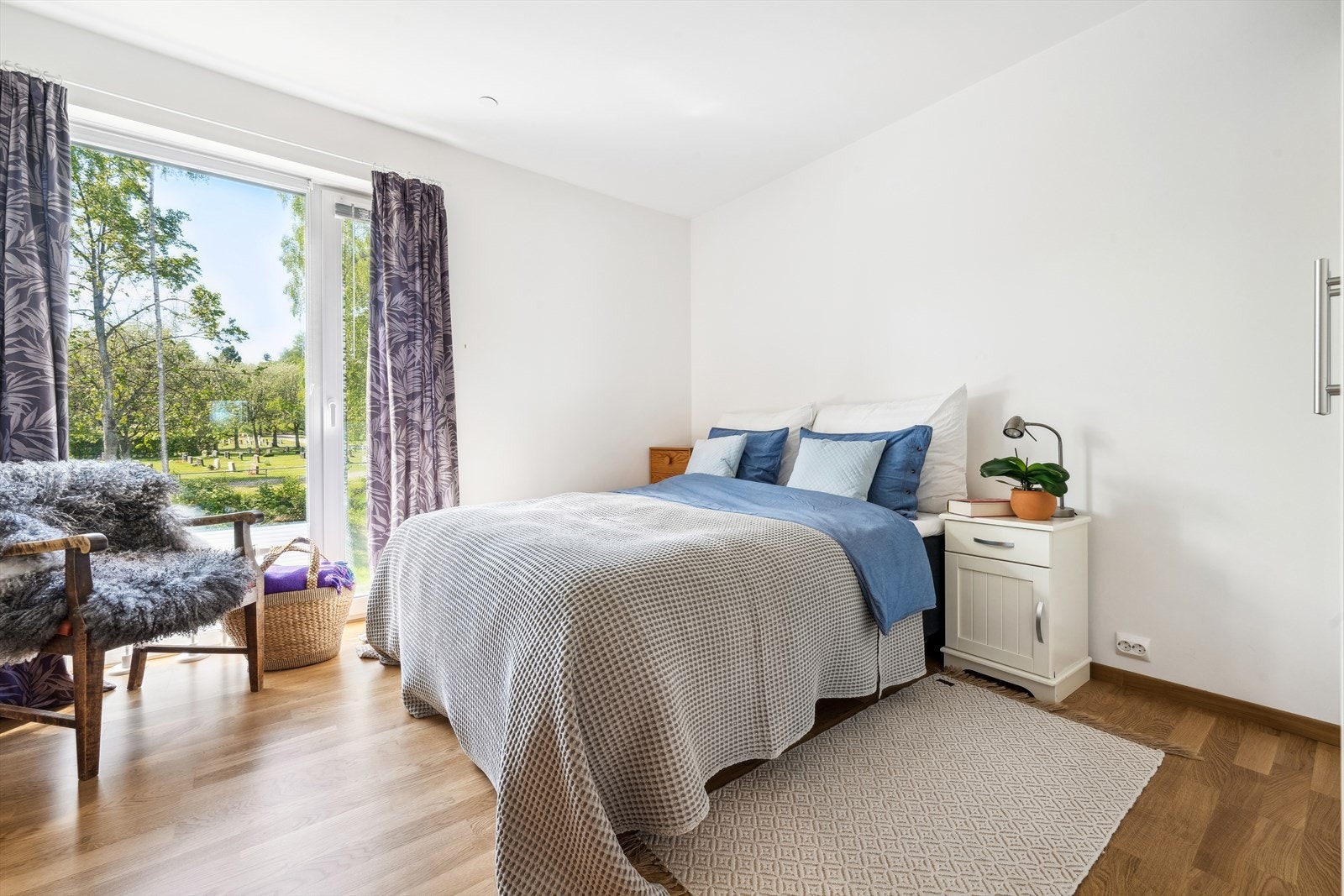 Hovedsoverommet har innredet walk-in closet i tillegg til doble garderobeskap. Galleribilde