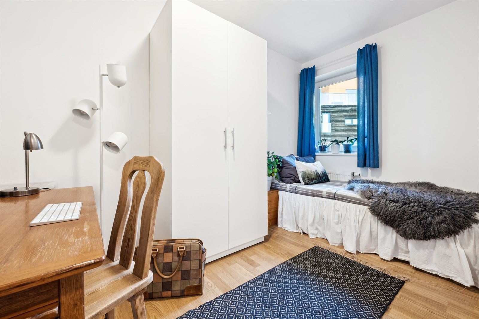 Soverom 2 har enkelt garderobeskap og plass til både skrivebord og seng. Galleribilde