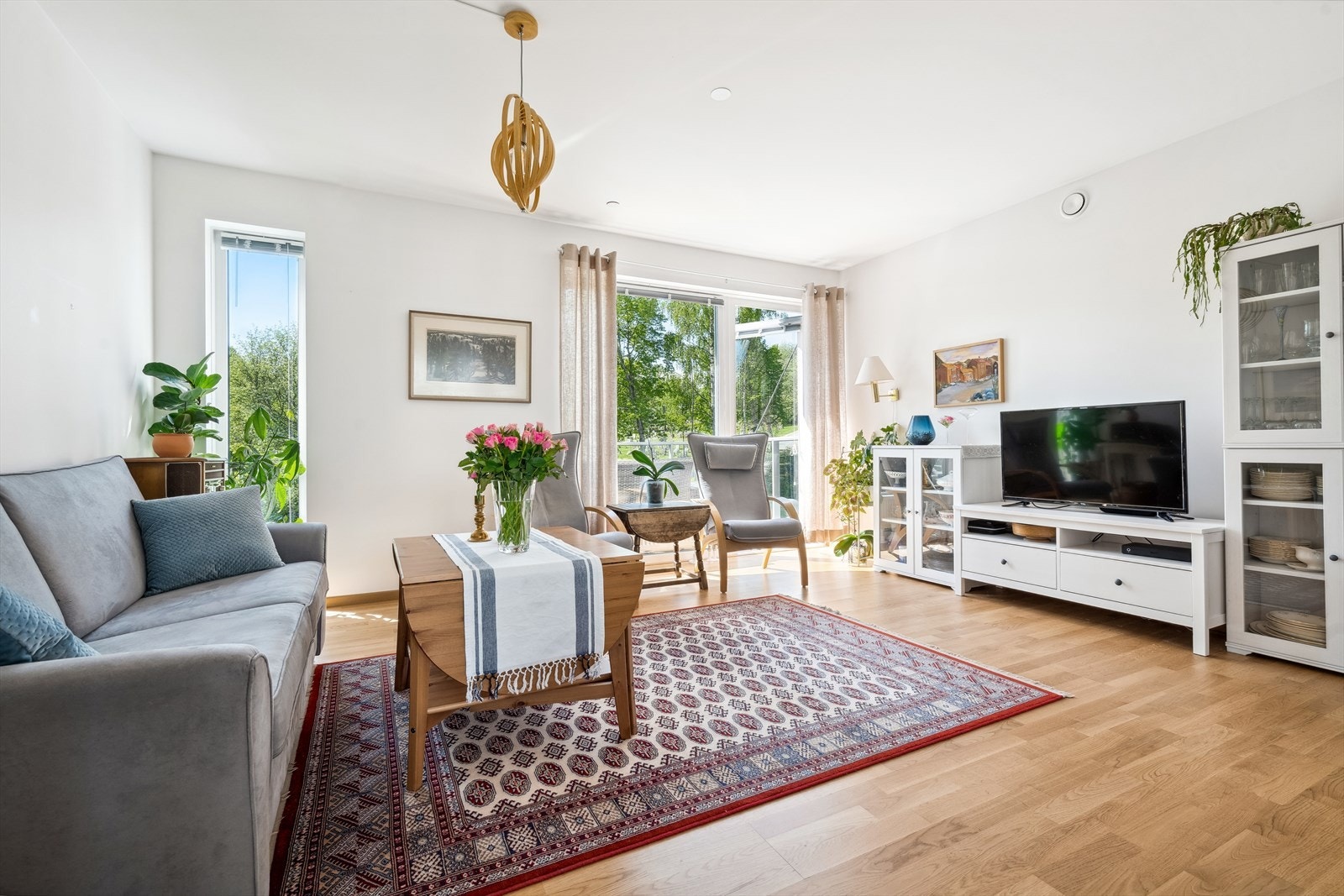 Leiligheten har vannbåren oppvarming med radiatorer og gulvvarme på baderom. Galleribilde