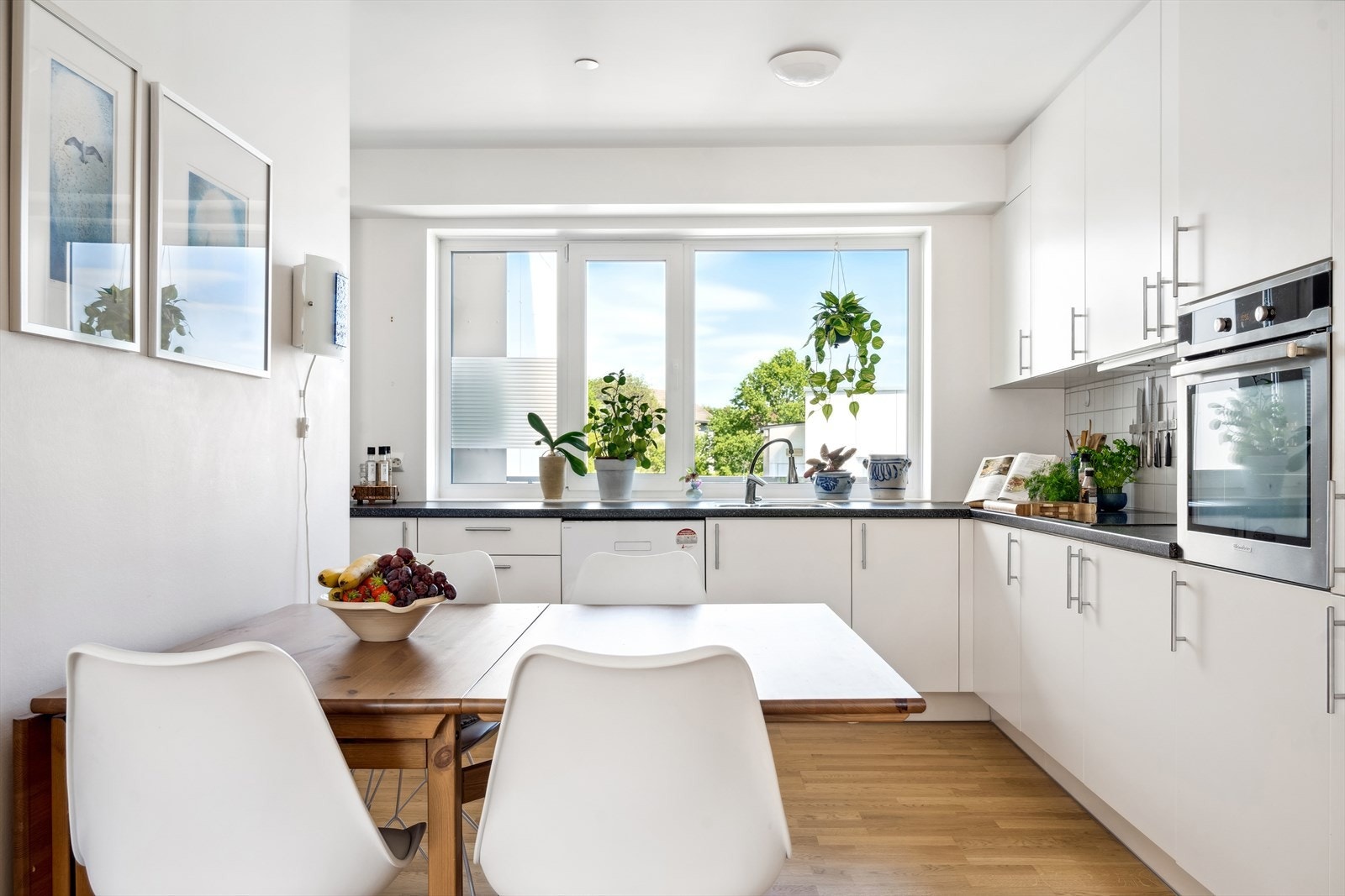 På kjøkkenet er det plass til spisebord. Galleribilde