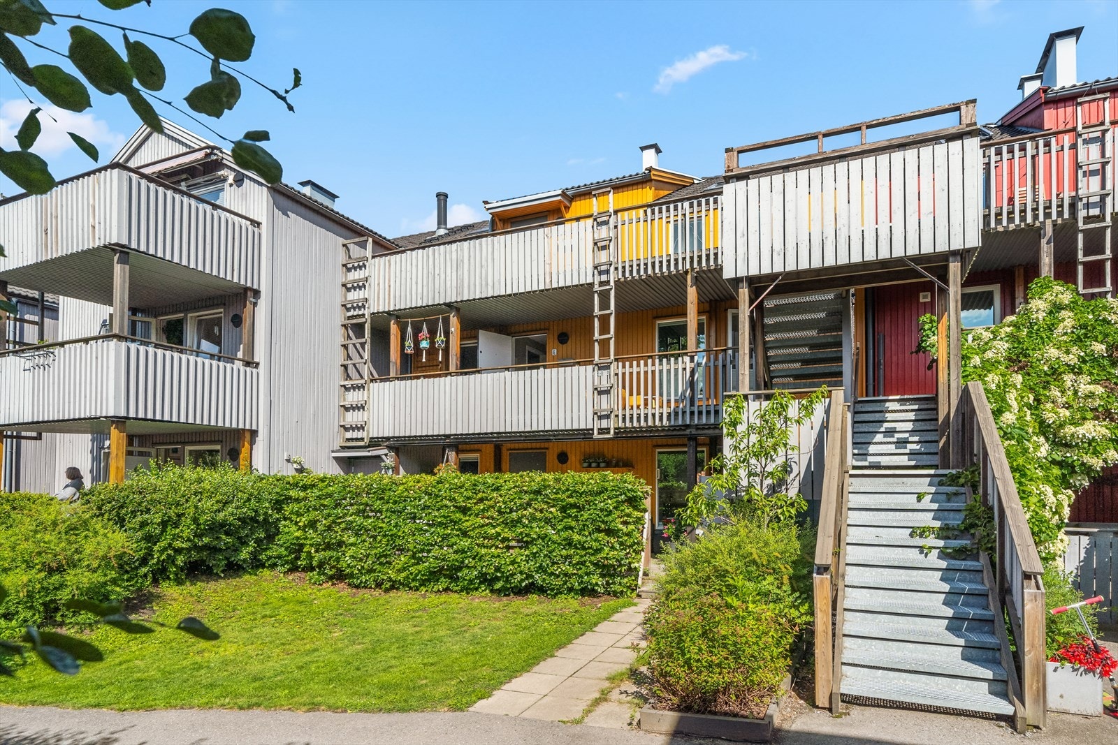 Et hyggelig sameie på Vålerenga med pene, opparbeidet fellesarealer, plen, sittegrupper og beplantning. Galleribilde