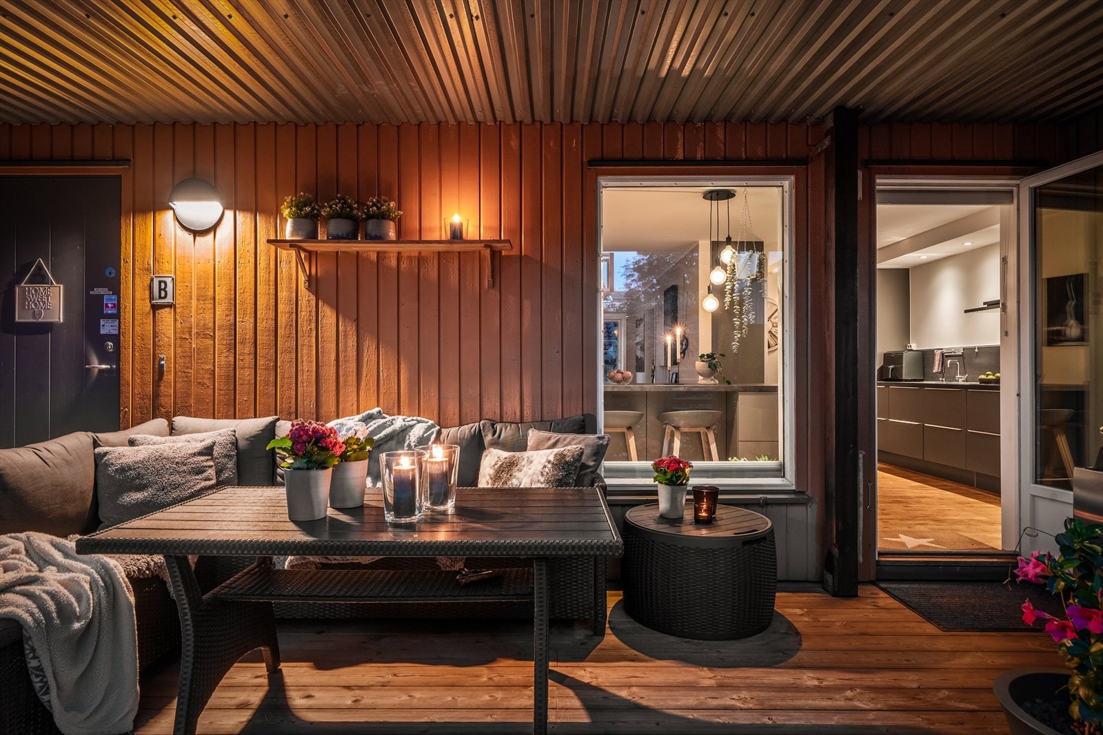 Inngang til entré og kjøkken fra terrasse. Galleribilde