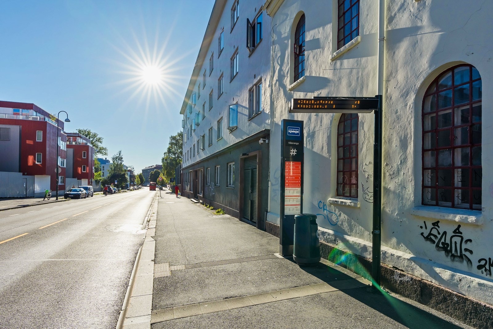 Vålerenga bussholder plass rett ved - Med bl.a. buss 37, 20, 24, m.f. Galleribilde
