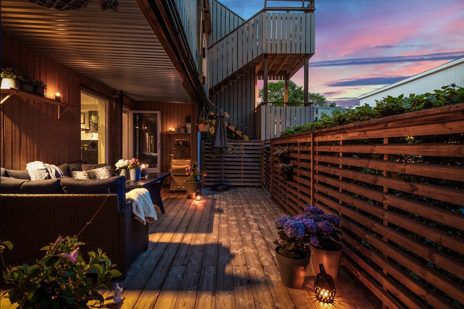 Terrassen er sør-østvendt og har god plass til flere sittesoner og grill. Galleribilde