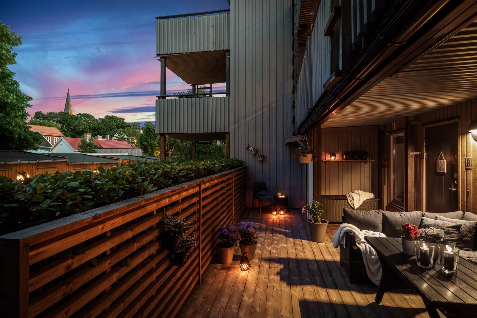 Kveldsstemning og hyggelig utsyn utover hustakene - Nytt rekkverk og terrassebord i 2022. Galleribilde